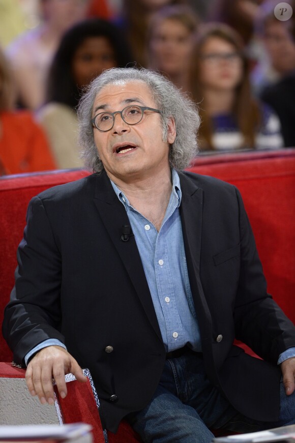 Frédéric Zeitoun participe à l'enregistrement de Vivement dimanche sur France 2, le 29 avril (diffusion de l'émission : le dimanche 3 mai sur France 2).