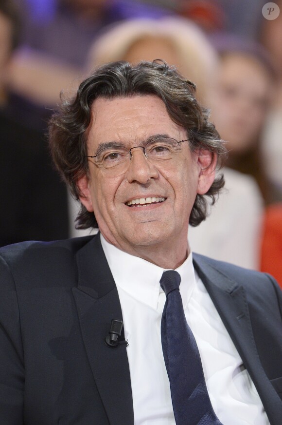 Luc Ferry participe à l'enregistrement de Vivement dimanche sur France 2, le 29 avril 2015 (diffusion de l'émission : le dimanche 3 mai 2015 sur France 2).
