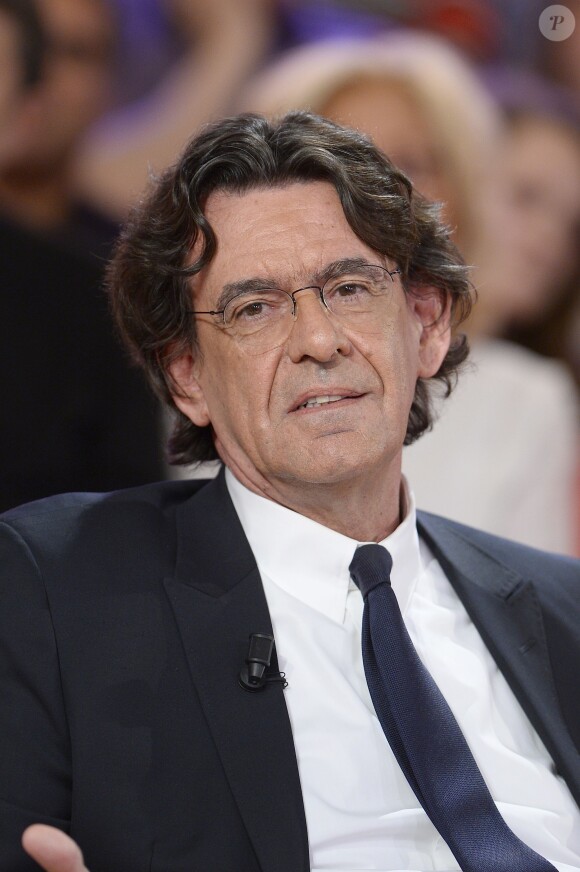Luc Ferry participe à l'enregistrement de Vivement dimanche sur France 2, le 29 avril 2015 (diffusion de l'émission : le dimanche 3 mai 2015 sur France 2).