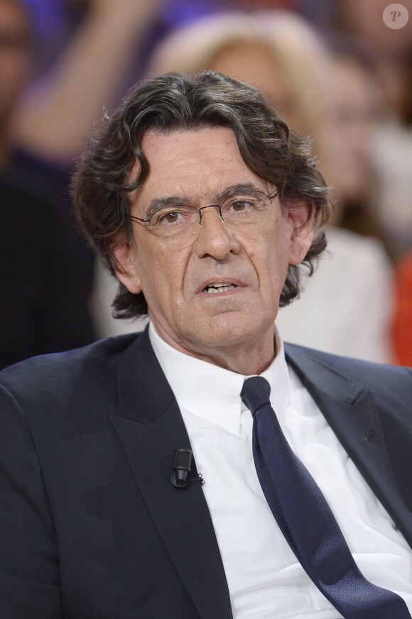 Luc Ferry participe à l'enregistrement de Vivement dimanche sur France 2, le 29 avril 2015 (diffusion de l'émission : le dimanche 3 mai 2015 sur France 2).