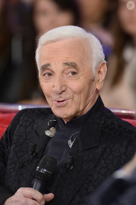 Charles Aznavour participe à l'enregistrement de Vivement dimanche sur France 2, le 29 avril 2015 (diffusion de l'émission : le dimanche 3 mai 2015 sur France 2).