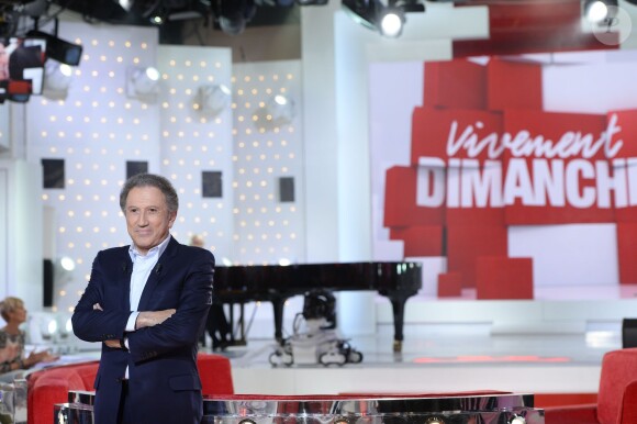 Michel Drucker participe à l'enregistrement de Vivement dimanche sur France 2, le 29 avril 2015 (diffusion de l'émission : le dimanche 3 mai 2015 sur France 2).