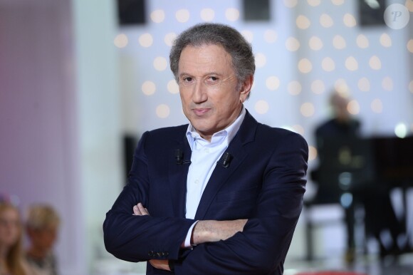 Michel Drucker participe à l'enregistrement de Vivement dimanche sur France 2, le 29 avril 2015 (diffusion de l'émission : le dimanche 3 mai 2015 sur France 2).