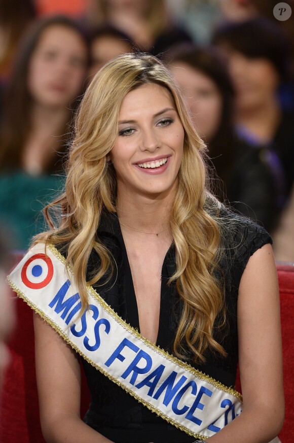 Camille Cerf à l'enregistrement de Vivement dimanche, le 29 avril 2015 (diffusion de l'émission : le dimanche 3 mai 2015 sur France 2).