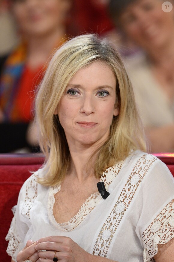 Léa Drucker à l'enregistrement de Vivement dimanche, le 29 avril 2015 (diffusion de l'émission : le dimanche 3 mai 2015 sur France 2).