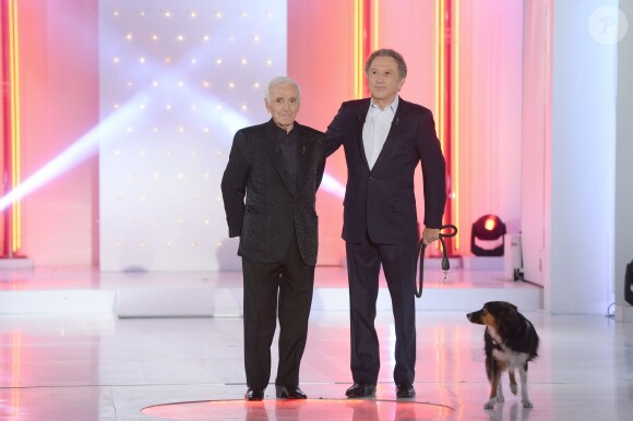 Michel Drucker et Charles Aznavour à l'enregistrement de Vivement dimanche, le 29 avril 2015 (diffusion de l'émission : le dimanche 3 mai 2015 sur France 2).