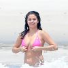Exclusif - Selena Gomez se baigne avec des amis sur une plage de Puerto Vallarta, au Mexique, le 15 avril 2015.
