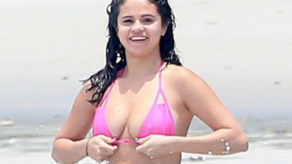 Selena Gomez : Moquée, elle assume ses rondeurs dans les eaux claires du Mexique