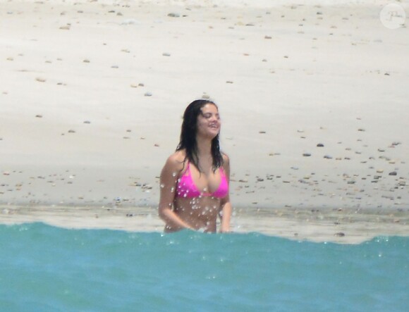 Exclusif - Prix spécial - Selena Gomez profite d'une belle journée ensoleillée avec des amis sur une plage à Puerto Vallarta au Mexique, le 15 avril 2015 15/04/2015 - Puerto Vallarta