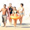 Exclusif - Selena Gomez se baigne avec des amis sur une plage de Puerto Vallarta, au Mexique, le 18 avril 2015.