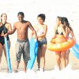 Exclusif - Selena Gomez se baigne avec des amis sur une plage de Puerto Vallarta, au Mexique, le 18 avril 2015.