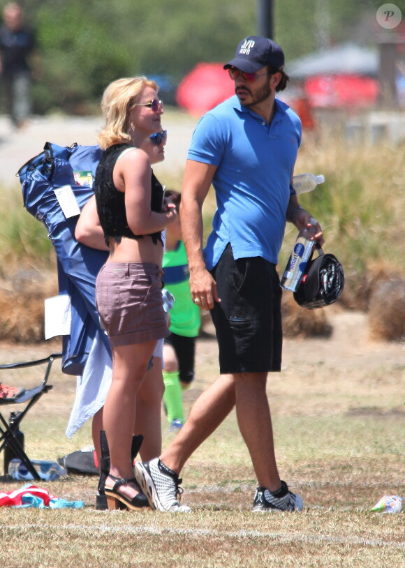 Britney Spears regarde ses fils jouer au football en compagnie de son nouveau petit ami Charlie à Woodland Hills le 3 mai 2015. 