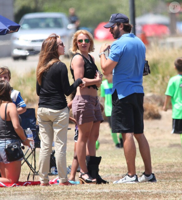 Britney Spears regarde ses fils jouer au football en compagnie de son petit ami Charlie à Woodland Hills le 3 mai 2015. 