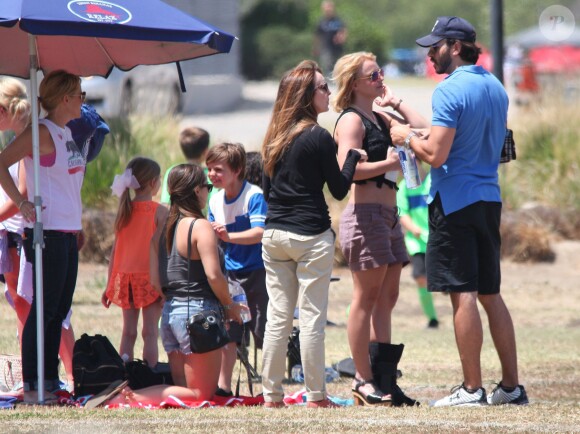 Britney Spears regarde Jayden et Sean jouer au football en compagnie de son nouveau petit ami à Woodland Hills le 3 mai 2015. 