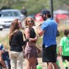 Britney Spears regarde ses fils Jayden et Sean jouer au football en compagnie de son nouveau petit ami à Woodland Hills le 3 mai 2015. 
