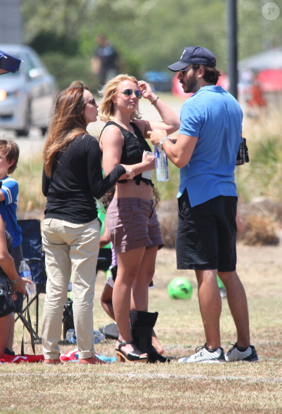 Britney Spears regarde ses fils jouer au football en compagnie de son nouveau petit ami à Woodland Hills le 3 mai 2015. 