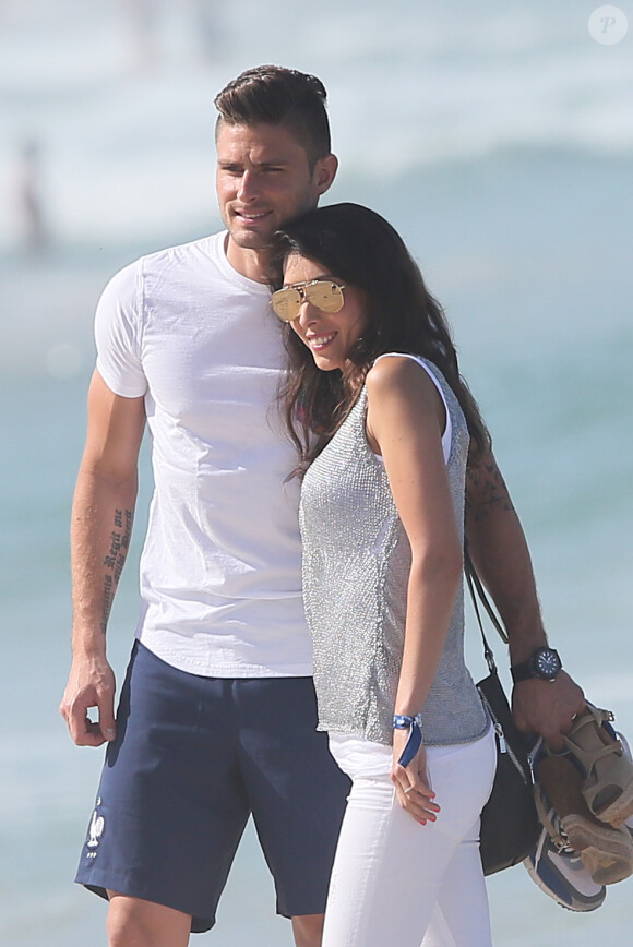 Olivier Giroud et sa femme Jennifer sur la plage de Rio de Janeiro au Brésil le 26 juin 2014