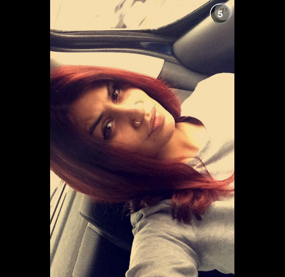 Jessica (Secret Story 8, Les Anges 7) a changé de couleur de cheveux. Elle est passée au rouge comme elle l'a dévoilé sur Snapchat. Mai 2015.
