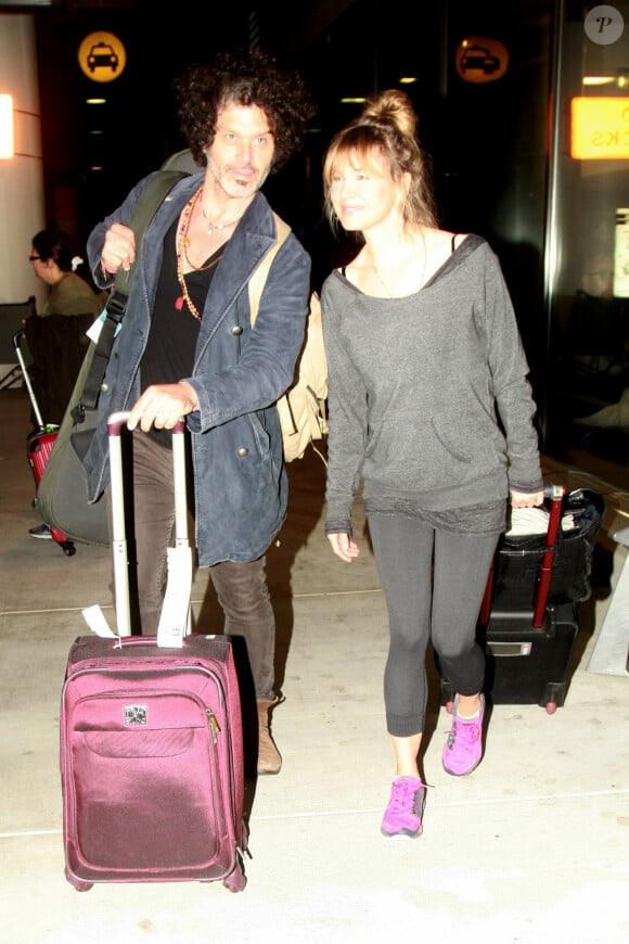 Renee Zellweger arrive à LAX avec son petit-ami Doyle Bramhall à Los Angeles, le 20 avril 2015