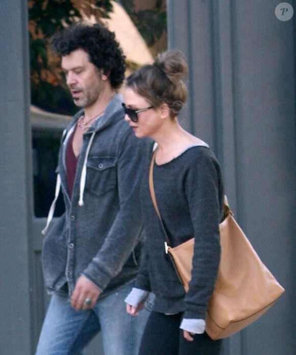 Exclusif - Renee Zellweger et son petit ami Doyle Bramhall se promenent a Los Angeles le 16 mars 2013.  