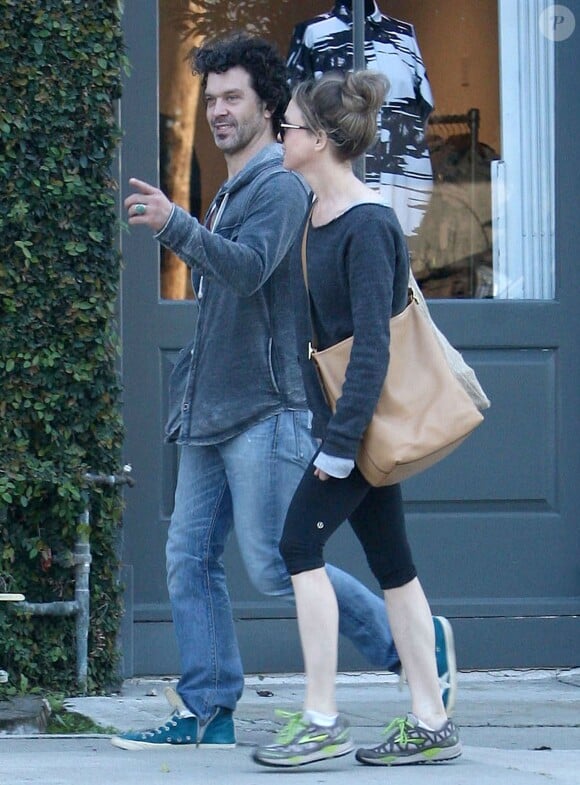 Exclusif - Renee Zellweger et son petit ami Doyle Bramhall se promenent a Los Angeles le 16 mars 2013. 