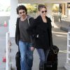 Renee Zellweger et son compagnon Doyle Bramhall II arrivent a l'aeroport LAX de Los Angeles pour prendre un avion. Le 10 fevrier 2013