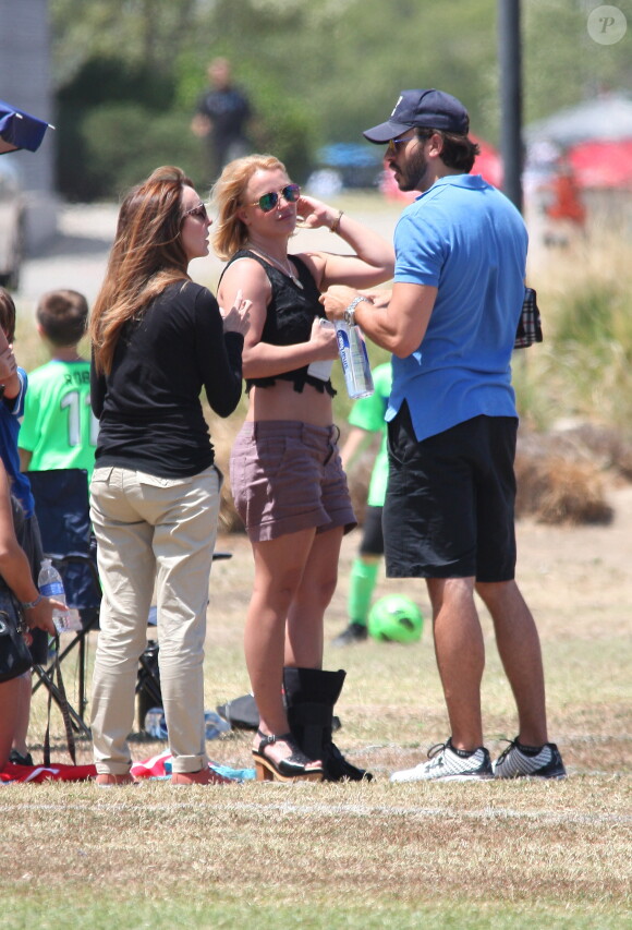 Britney Spears regarde ses fils jouer au football en compagnie de son nouveau petit ami à Woodland Hills le 30 mai 2015.  