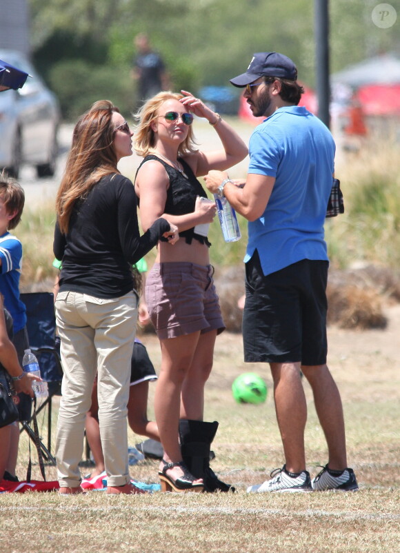 Britney Spears regarde ses fils jouer au football en compagnie de son nouveau petit ami à Woodland Hills le 30 mai 2015. 
