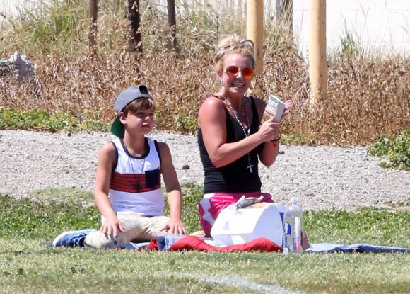Britney Spears regarde son fils Jayden jouer au football à Woodland Hills en compagnie de son aîné Sean, le 29 mars 2015. 