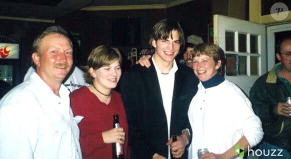 Ashton Kutcher avec sa famille. (capture d'écran)