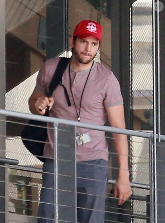 Ashton Kutcher se rend à son bureau à Beverly Hills le 1er mai 2015.