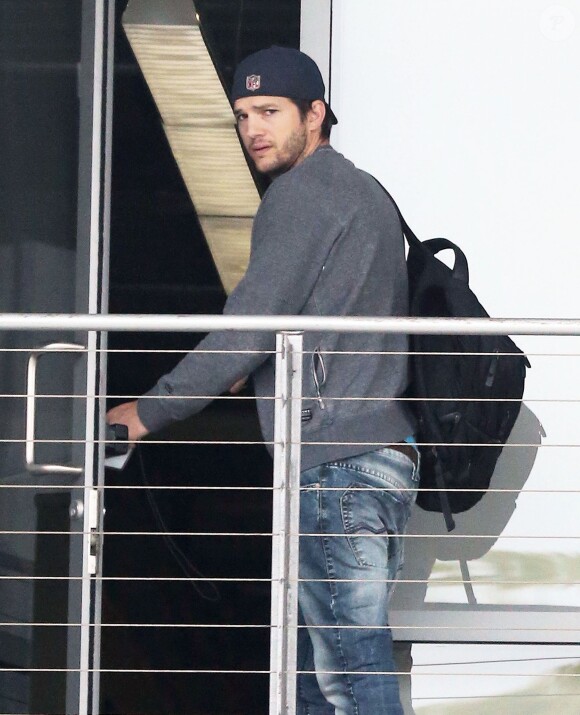 Exclusif - Ashton Kutcher se rend à son bureau à Beverly Hills, le 20 avril 2015.