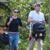 Exclusif - Mila Kunis et son fiancé Ashton Kutcher vont rendre visite à des amis avec leur fille Wyatt à Los Angeles, le 12 avril 2015.