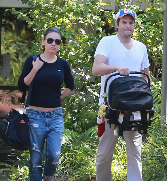Exclusif - Mila Kunis et son fiancé Ashton Kutcher vont rendre visite à des amis avec leur fille Wyatt à Los Angeles, le 12 avril 2015.