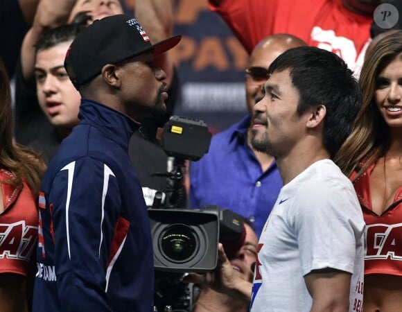 Floyd Mayweather et Manny Pacquiao lors de la pesée à la MGM Grand Garden Arena de Las Vegas le 1er mai 2015 avant "le combat du siècle"