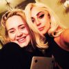 Le 22 janvier, Lady Gaga et Adele ont partagé un selfie sur leur compte Instagram : de quoi faire naître la rumeur d'une collaboration entre les deux chanteuses.
