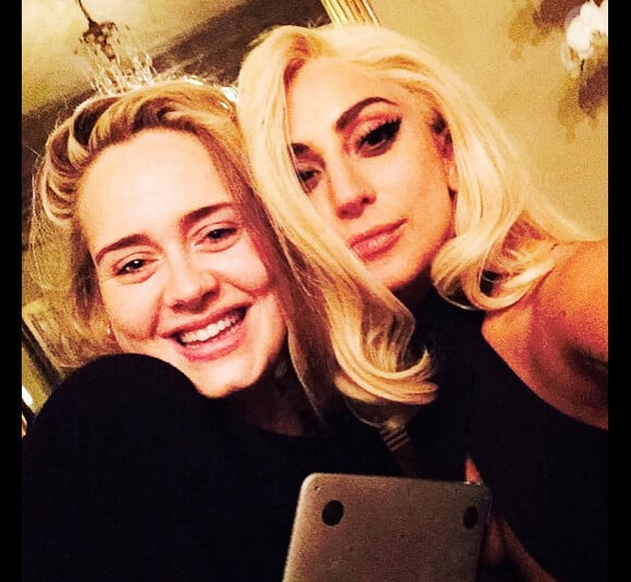Le 22 janvier, Lady Gaga et Adele ont partagé un selfie sur leur compte Instagram : de quoi faire naître la rumeur d'une collaboration entre les deux chanteuses.