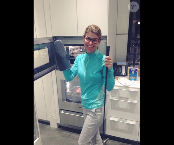 Sur son compte Instagram, Lori Loughlin pose dans sa cuisine le 23 janvier 2015