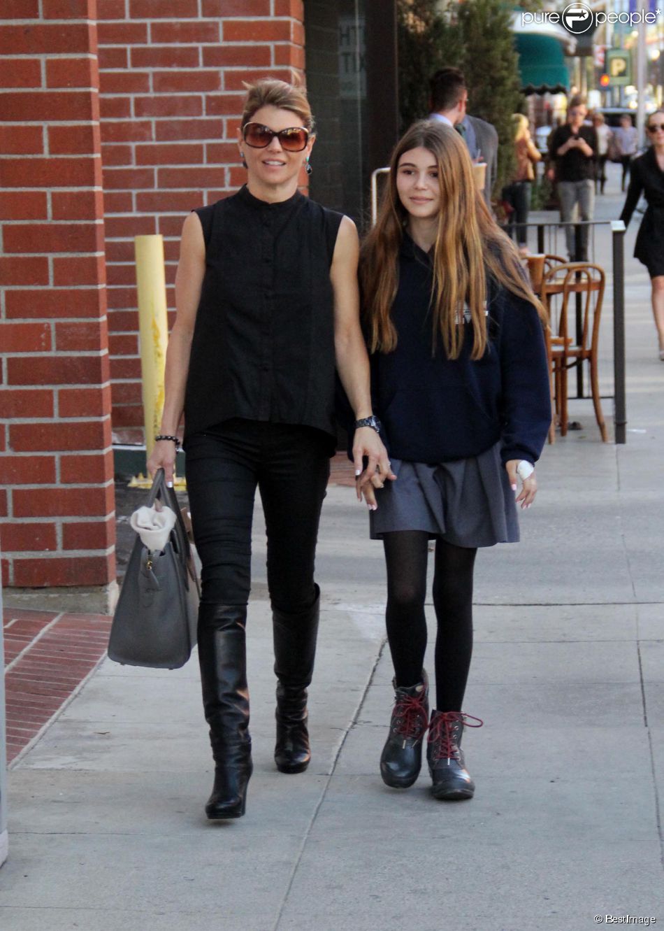  Lori Loughlin se rend dans un salon de manucure avec sa fille Isabella &amp;agrave; Beverly Hills, le 27 f&amp;eacute;vrier 2014&amp;nbsp;  
