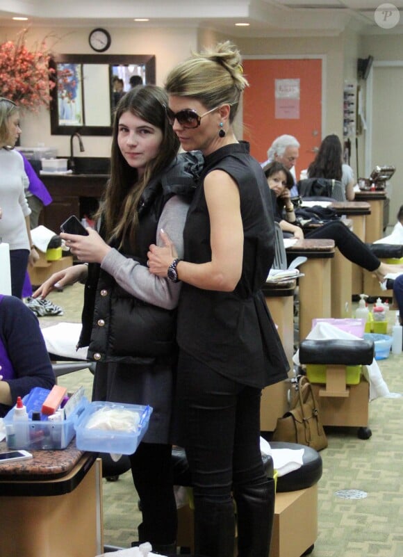 Lori Loughlin se rend dans un salon de manucure avec sa fille Isabella à Beverly Hills, le 27 février 2014 