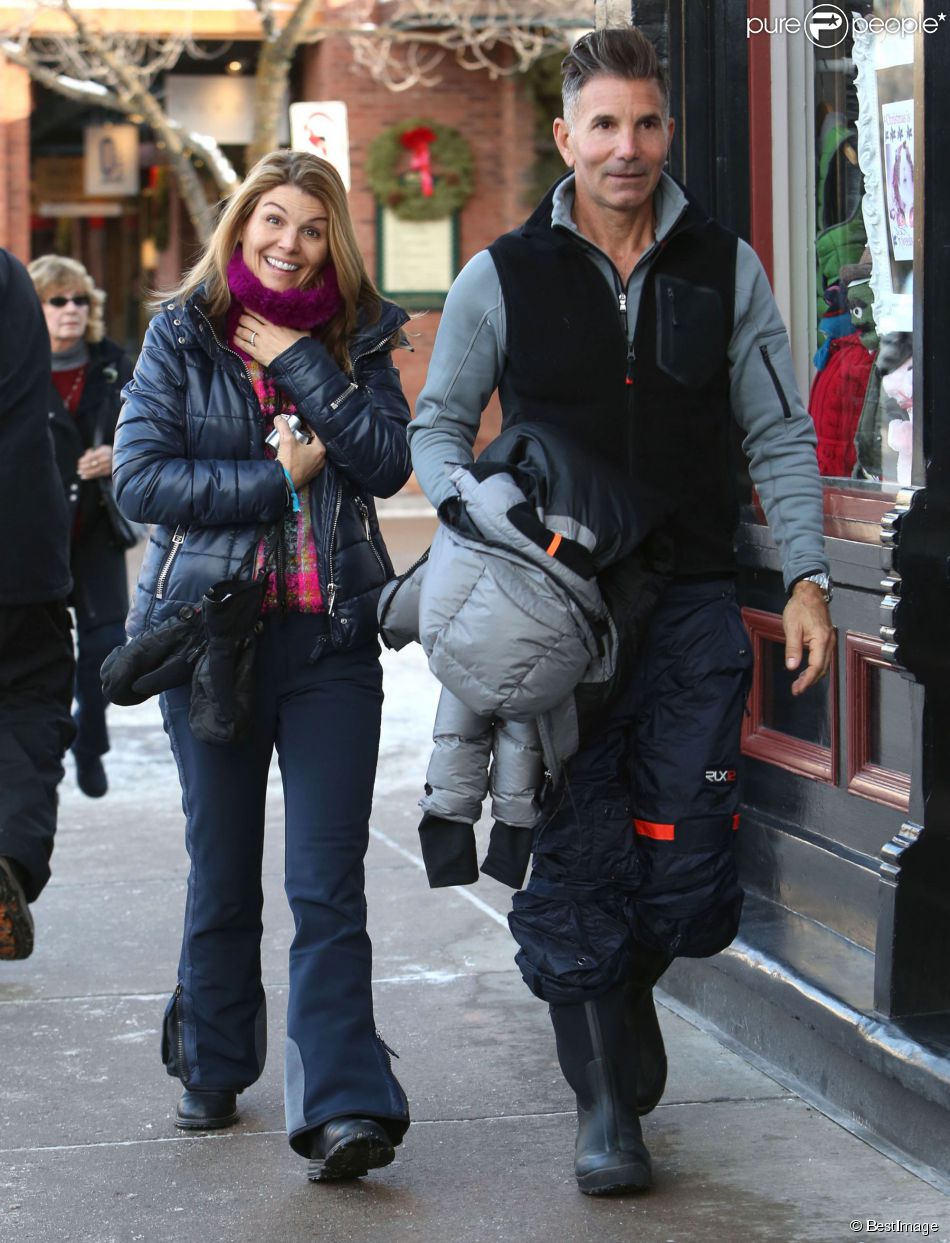  Lori Loughlin et son mari Massimo Giannulli font du shopping a Aspen, le 26 decembre 2013.  