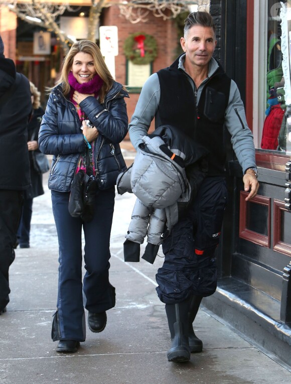 Lori Loughlin et son mari Massimo Giannulli font du shopping a Aspen, le 26 decembre 2013.  