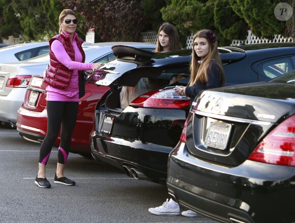 Lori Loughlin et ses filles Isabella et Olivia vont faire des courses a Beverly Hills, le 14 novembre 2012. 