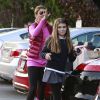Lori Loughlin et ses filles Isabella et Olivia vont faire des courses a Beverly Hills, le 14 novembre 2012. 