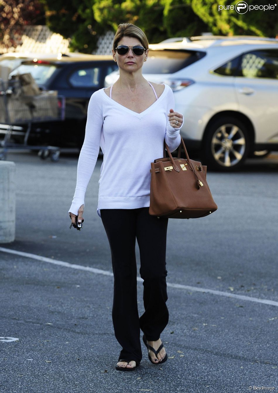 Lori Loughlin va faire des courses avec sa fille Isabella, a Beverly Hills, le 7 novembre 2012.  Please hide children&#039;s face prior to the publication - Lori Loughlin stops by Bristol Farms in Beverly Hills, CA with her daughter Isabella on November 7th, 2012.07/11/2012 - Beverly Hills