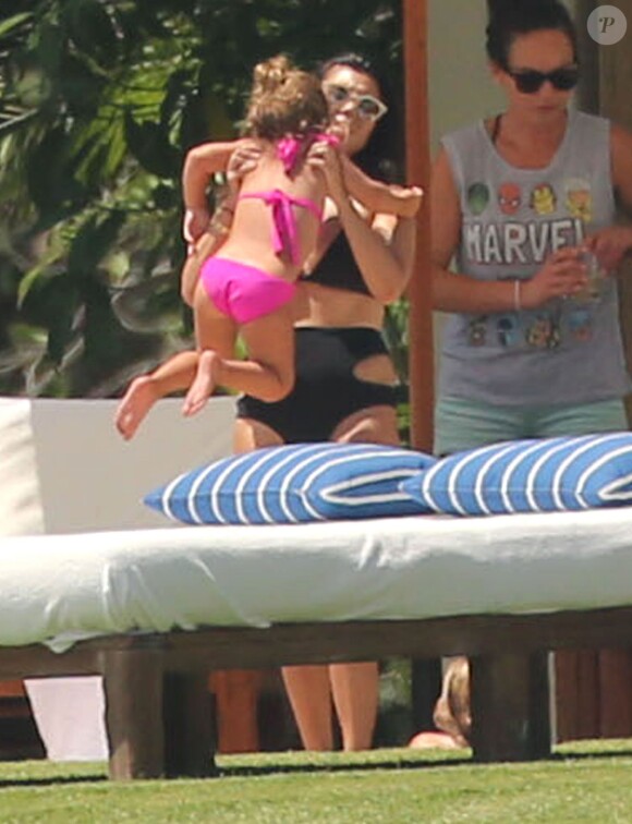 Exclusif - Kourtney Kardashian avec sa fille Penelope, le 7 mai 2015 - L'aînée des soeurs Kardashian est en vacances en famille avec des amis au Mexique.