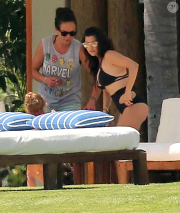 Exclusif - Kourtney Kardashian avec sa fille Penelope, le 7 mai 2015 - L'aînée des soeurs Kardashian est en vacances en famille avec des amis au Mexique.