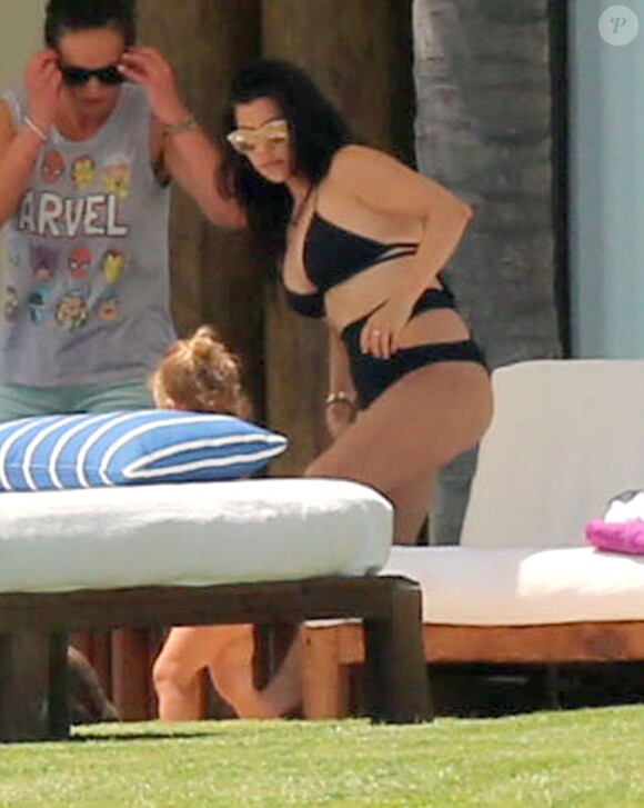 Exclusif - Kourtney Kardashian avec sa fille Penelope, le 7 mai 2015 - L'aînée des soeurs Kardashian est en vacances en famille avec des amis au Mexique.