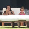 Exclusif - Kourtney Kardashian avec sa fille Penelope, le 7 mai 2015 - L'aînée des soeurs Kardashian est en vacances en famille avec des amis au Mexique.