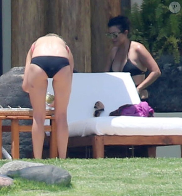 Exclusif - Kourtney Kardashian avec sa fille Penelope, le 7 mai 2015 - L'aînée des soeurs Kardashian est en vacances en famille avec des amis au Mexique.